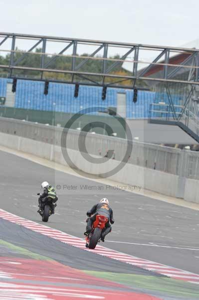 Motorcycle action photographs;Silverstone circuit;Silverstone photographs;Trackday digital images;event digital images;eventdigitalimages;no limits trackday;peter wileman photography;rockingham towcester northamptonshire;trackday;trackday photos
