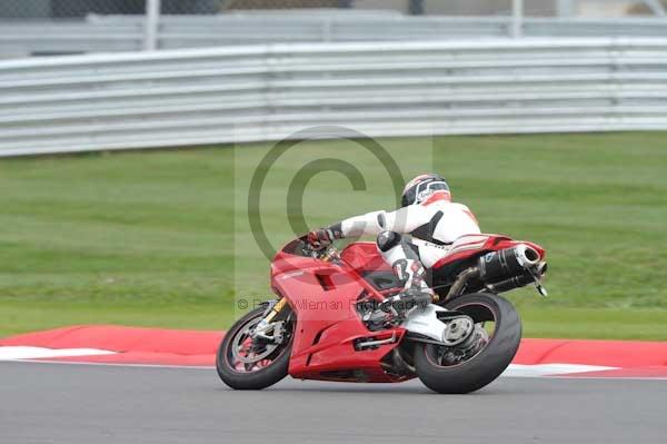 Motorcycle action photographs;Silverstone circuit;Silverstone photographs;Trackday digital images;event digital images;eventdigitalimages;no limits trackday;peter wileman photography;rockingham towcester northamptonshire;trackday;trackday photos