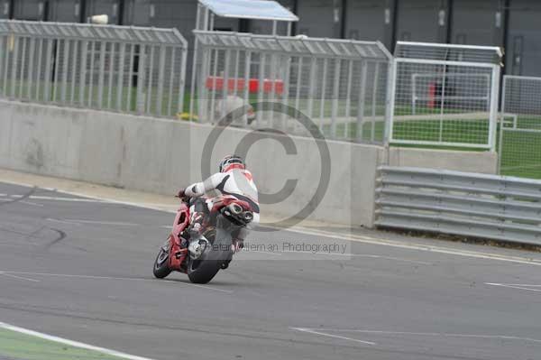 Motorcycle action photographs;Silverstone circuit;Silverstone photographs;Trackday digital images;event digital images;eventdigitalimages;no limits trackday;peter wileman photography;rockingham towcester northamptonshire;trackday;trackday photos