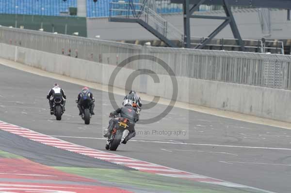 Motorcycle action photographs;Silverstone circuit;Silverstone photographs;Trackday digital images;event digital images;eventdigitalimages;no limits trackday;peter wileman photography;rockingham towcester northamptonshire;trackday;trackday photos