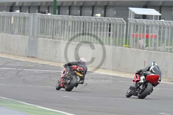 Motorcycle action photographs;Silverstone circuit;Silverstone photographs;Trackday digital images;event digital images;eventdigitalimages;no limits trackday;peter wileman photography;rockingham towcester northamptonshire;trackday;trackday photos