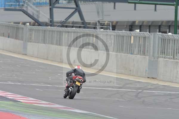 Motorcycle action photographs;Silverstone circuit;Silverstone photographs;Trackday digital images;event digital images;eventdigitalimages;no limits trackday;peter wileman photography;rockingham towcester northamptonshire;trackday;trackday photos