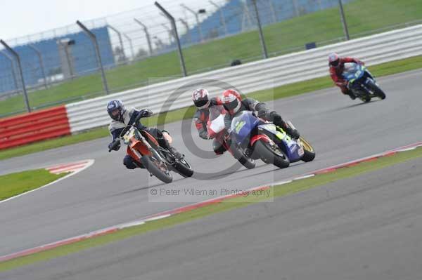 Motorcycle action photographs;Silverstone circuit;Silverstone photographs;Trackday digital images;event digital images;eventdigitalimages;no limits trackday;peter wileman photography;rockingham towcester northamptonshire;trackday;trackday photos