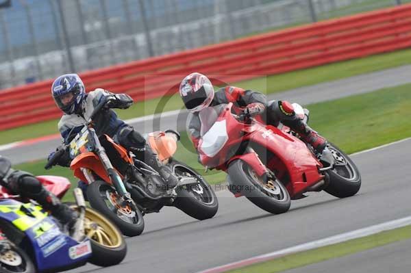 Motorcycle action photographs;Silverstone circuit;Silverstone photographs;Trackday digital images;event digital images;eventdigitalimages;no limits trackday;peter wileman photography;rockingham towcester northamptonshire;trackday;trackday photos