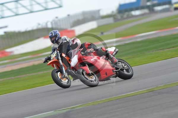Motorcycle action photographs;Silverstone circuit;Silverstone photographs;Trackday digital images;event digital images;eventdigitalimages;no limits trackday;peter wileman photography;rockingham towcester northamptonshire;trackday;trackday photos