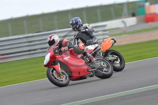 Motorcycle action photographs;Silverstone circuit;Silverstone photographs;Trackday digital images;event digital images;eventdigitalimages;no limits trackday;peter wileman photography;rockingham towcester northamptonshire;trackday;trackday photos