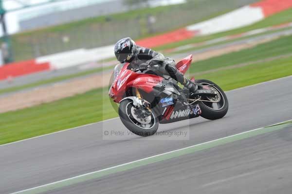 Motorcycle action photographs;Silverstone circuit;Silverstone photographs;Trackday digital images;event digital images;eventdigitalimages;no limits trackday;peter wileman photography;rockingham towcester northamptonshire;trackday;trackday photos