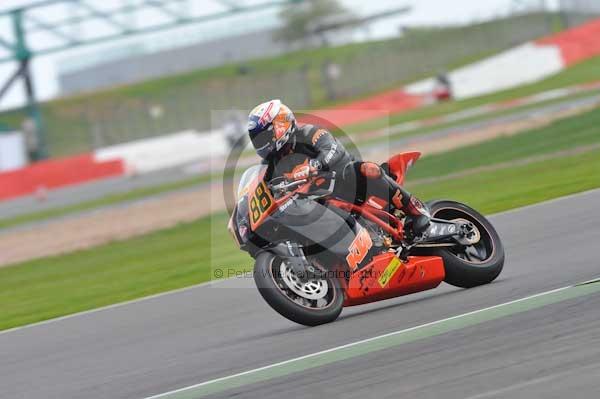 Motorcycle action photographs;Silverstone circuit;Silverstone photographs;Trackday digital images;event digital images;eventdigitalimages;no limits trackday;peter wileman photography;rockingham towcester northamptonshire;trackday;trackday photos