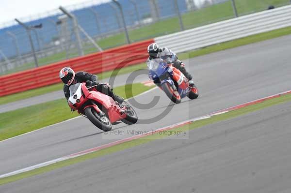Motorcycle action photographs;Silverstone circuit;Silverstone photographs;Trackday digital images;event digital images;eventdigitalimages;no limits trackday;peter wileman photography;rockingham towcester northamptonshire;trackday;trackday photos