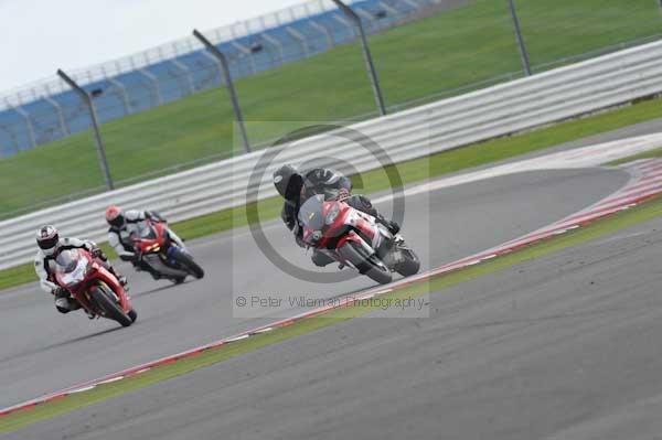 Motorcycle action photographs;Silverstone circuit;Silverstone photographs;Trackday digital images;event digital images;eventdigitalimages;no limits trackday;peter wileman photography;rockingham towcester northamptonshire;trackday;trackday photos