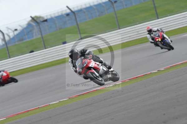 Motorcycle action photographs;Silverstone circuit;Silverstone photographs;Trackday digital images;event digital images;eventdigitalimages;no limits trackday;peter wileman photography;rockingham towcester northamptonshire;trackday;trackday photos