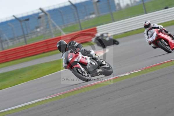 Motorcycle action photographs;Silverstone circuit;Silverstone photographs;Trackday digital images;event digital images;eventdigitalimages;no limits trackday;peter wileman photography;rockingham towcester northamptonshire;trackday;trackday photos
