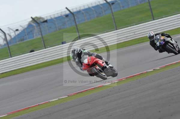 Motorcycle action photographs;Silverstone circuit;Silverstone photographs;Trackday digital images;event digital images;eventdigitalimages;no limits trackday;peter wileman photography;rockingham towcester northamptonshire;trackday;trackday photos