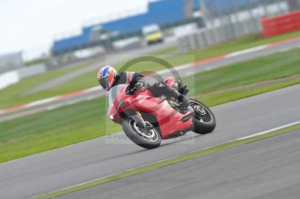 Motorcycle action photographs;Silverstone circuit;Silverstone photographs;Trackday digital images;event digital images;eventdigitalimages;no limits trackday;peter wileman photography;rockingham towcester northamptonshire;trackday;trackday photos
