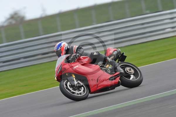 Motorcycle action photographs;Silverstone circuit;Silverstone photographs;Trackday digital images;event digital images;eventdigitalimages;no limits trackday;peter wileman photography;rockingham towcester northamptonshire;trackday;trackday photos