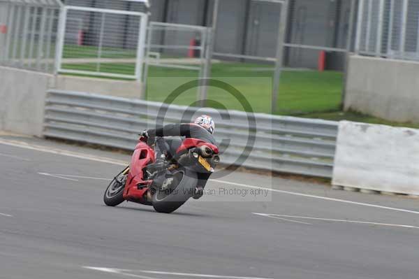 Motorcycle action photographs;Silverstone circuit;Silverstone photographs;Trackday digital images;event digital images;eventdigitalimages;no limits trackday;peter wileman photography;rockingham towcester northamptonshire;trackday;trackday photos