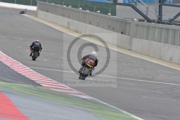 Motorcycle action photographs;Silverstone circuit;Silverstone photographs;Trackday digital images;event digital images;eventdigitalimages;no limits trackday;peter wileman photography;rockingham towcester northamptonshire;trackday;trackday photos