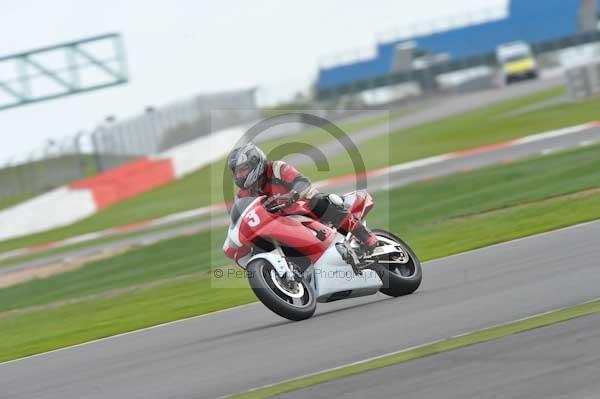 Motorcycle action photographs;Silverstone circuit;Silverstone photographs;Trackday digital images;event digital images;eventdigitalimages;no limits trackday;peter wileman photography;rockingham towcester northamptonshire;trackday;trackday photos