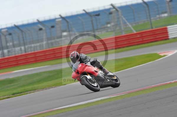 Motorcycle action photographs;Silverstone circuit;Silverstone photographs;Trackday digital images;event digital images;eventdigitalimages;no limits trackday;peter wileman photography;rockingham towcester northamptonshire;trackday;trackday photos