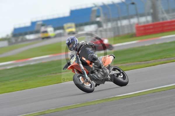 Motorcycle action photographs;Silverstone circuit;Silverstone photographs;Trackday digital images;event digital images;eventdigitalimages;no limits trackday;peter wileman photography;rockingham towcester northamptonshire;trackday;trackday photos