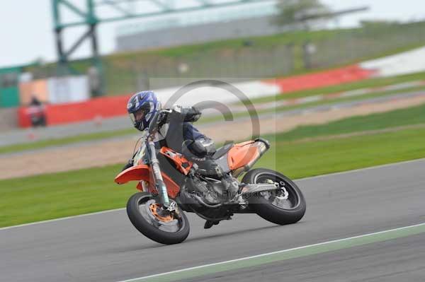 Motorcycle action photographs;Silverstone circuit;Silverstone photographs;Trackday digital images;event digital images;eventdigitalimages;no limits trackday;peter wileman photography;rockingham towcester northamptonshire;trackday;trackday photos