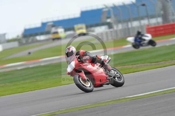 Motorcycle action photographs;Silverstone circuit;Silverstone photographs;Trackday digital images;event digital images;eventdigitalimages;no limits trackday;peter wileman photography;rockingham towcester northamptonshire;trackday;trackday photos