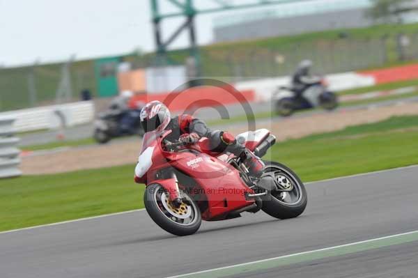 Motorcycle action photographs;Silverstone circuit;Silverstone photographs;Trackday digital images;event digital images;eventdigitalimages;no limits trackday;peter wileman photography;rockingham towcester northamptonshire;trackday;trackday photos