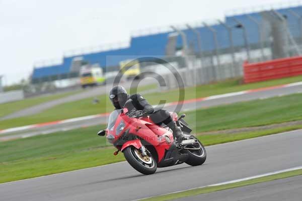 Motorcycle action photographs;Silverstone circuit;Silverstone photographs;Trackday digital images;event digital images;eventdigitalimages;no limits trackday;peter wileman photography;rockingham towcester northamptonshire;trackday;trackday photos