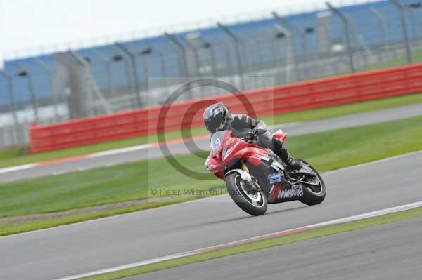 Motorcycle action photographs;Silverstone circuit;Silverstone photographs;Trackday digital images;event digital images;eventdigitalimages;no limits trackday;peter wileman photography;rockingham towcester northamptonshire;trackday;trackday photos