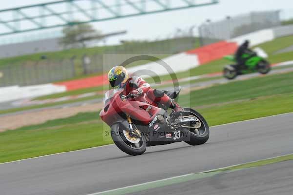 Motorcycle action photographs;Silverstone circuit;Silverstone photographs;Trackday digital images;event digital images;eventdigitalimages;no limits trackday;peter wileman photography;rockingham towcester northamptonshire;trackday;trackday photos