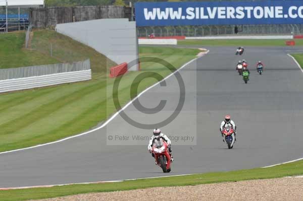 Motorcycle action photographs;Silverstone circuit;Silverstone photographs;Trackday digital images;event digital images;eventdigitalimages;no limits trackday;peter wileman photography;rockingham towcester northamptonshire;trackday;trackday photos