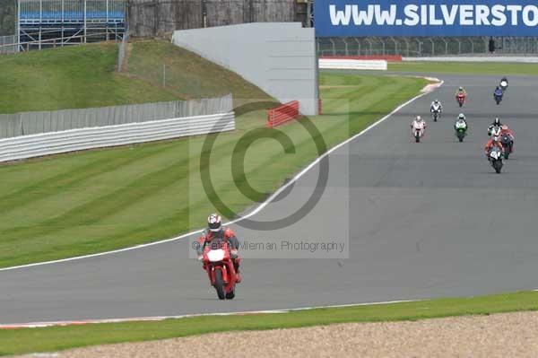Motorcycle action photographs;Silverstone circuit;Silverstone photographs;Trackday digital images;event digital images;eventdigitalimages;no limits trackday;peter wileman photography;rockingham towcester northamptonshire;trackday;trackday photos