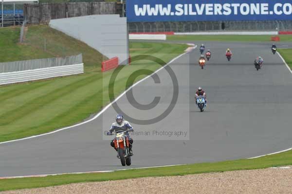 Motorcycle action photographs;Silverstone circuit;Silverstone photographs;Trackday digital images;event digital images;eventdigitalimages;no limits trackday;peter wileman photography;rockingham towcester northamptonshire;trackday;trackday photos