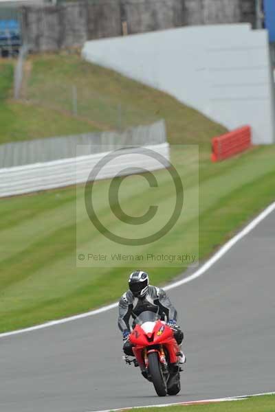 Motorcycle action photographs;Silverstone circuit;Silverstone photographs;Trackday digital images;event digital images;eventdigitalimages;no limits trackday;peter wileman photography;rockingham towcester northamptonshire;trackday;trackday photos