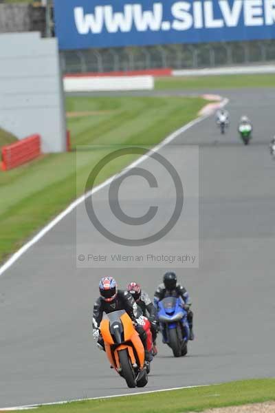 Motorcycle action photographs;Silverstone circuit;Silverstone photographs;Trackday digital images;event digital images;eventdigitalimages;no limits trackday;peter wileman photography;rockingham towcester northamptonshire;trackday;trackday photos