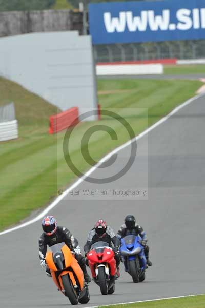 Motorcycle action photographs;Silverstone circuit;Silverstone photographs;Trackday digital images;event digital images;eventdigitalimages;no limits trackday;peter wileman photography;rockingham towcester northamptonshire;trackday;trackday photos