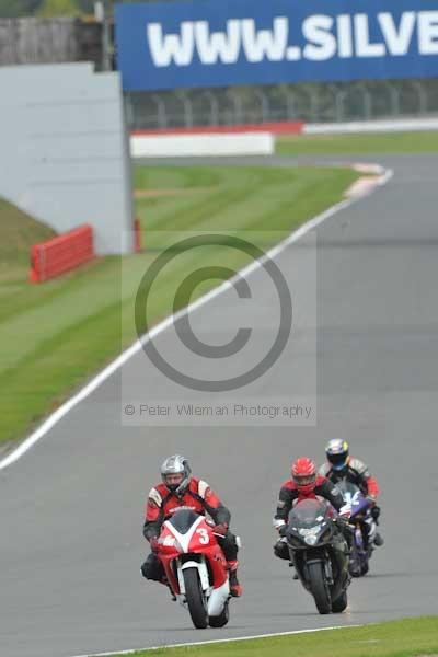 Motorcycle action photographs;Silverstone circuit;Silverstone photographs;Trackday digital images;event digital images;eventdigitalimages;no limits trackday;peter wileman photography;rockingham towcester northamptonshire;trackday;trackday photos