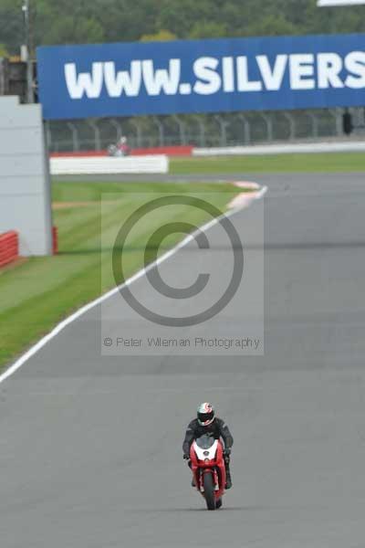 Motorcycle action photographs;Silverstone circuit;Silverstone photographs;Trackday digital images;event digital images;eventdigitalimages;no limits trackday;peter wileman photography;rockingham towcester northamptonshire;trackday;trackday photos