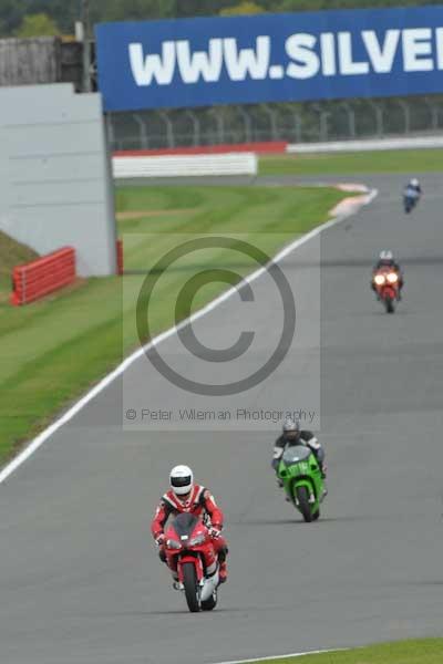 Motorcycle action photographs;Silverstone circuit;Silverstone photographs;Trackday digital images;event digital images;eventdigitalimages;no limits trackday;peter wileman photography;rockingham towcester northamptonshire;trackday;trackday photos