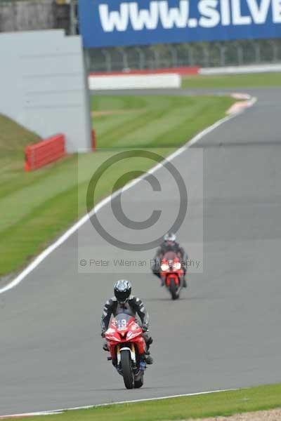 Motorcycle action photographs;Silverstone circuit;Silverstone photographs;Trackday digital images;event digital images;eventdigitalimages;no limits trackday;peter wileman photography;rockingham towcester northamptonshire;trackday;trackday photos