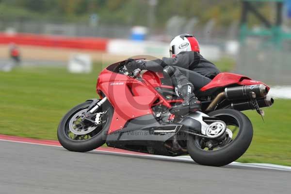 Motorcycle action photographs;Silverstone circuit;Silverstone photographs;Trackday digital images;event digital images;eventdigitalimages;no limits trackday;peter wileman photography;rockingham towcester northamptonshire;trackday;trackday photos
