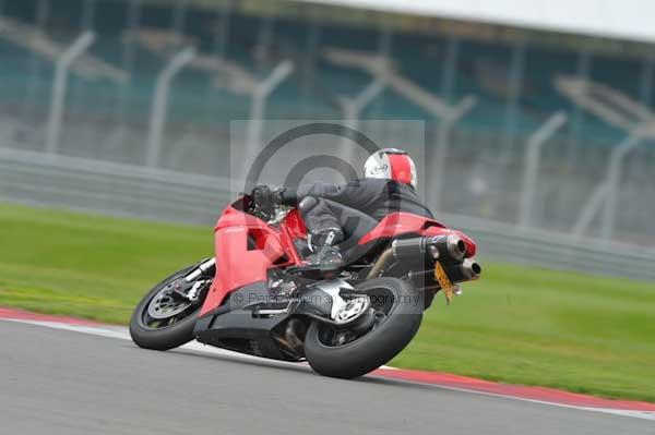 Motorcycle action photographs;Silverstone circuit;Silverstone photographs;Trackday digital images;event digital images;eventdigitalimages;no limits trackday;peter wileman photography;rockingham towcester northamptonshire;trackday;trackday photos