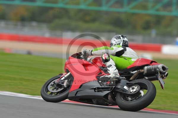 Motorcycle action photographs;Silverstone circuit;Silverstone photographs;Trackday digital images;event digital images;eventdigitalimages;no limits trackday;peter wileman photography;rockingham towcester northamptonshire;trackday;trackday photos
