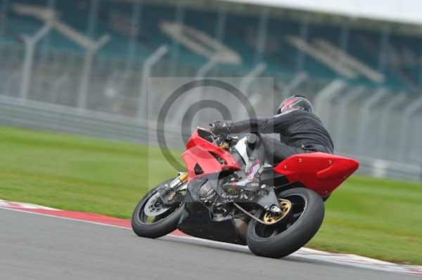 Motorcycle action photographs;Silverstone circuit;Silverstone photographs;Trackday digital images;event digital images;eventdigitalimages;no limits trackday;peter wileman photography;rockingham towcester northamptonshire;trackday;trackday photos