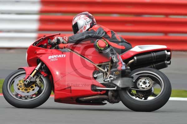Motorcycle action photographs;Silverstone circuit;Silverstone photographs;Trackday digital images;event digital images;eventdigitalimages;no limits trackday;peter wileman photography;rockingham towcester northamptonshire;trackday;trackday photos