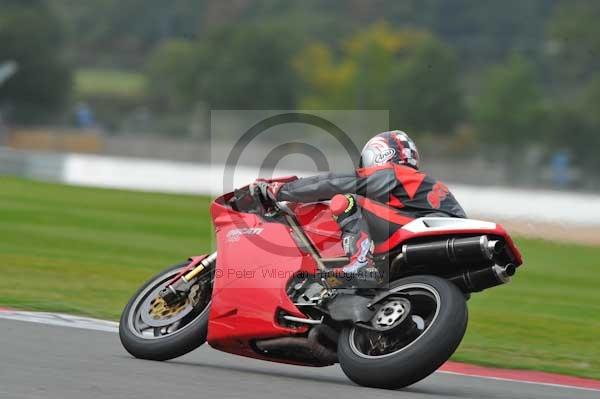 Motorcycle action photographs;Silverstone circuit;Silverstone photographs;Trackday digital images;event digital images;eventdigitalimages;no limits trackday;peter wileman photography;rockingham towcester northamptonshire;trackday;trackday photos