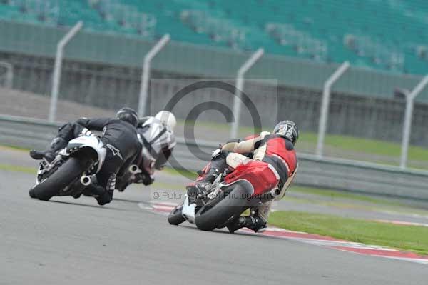 Motorcycle action photographs;Silverstone circuit;Silverstone photographs;Trackday digital images;event digital images;eventdigitalimages;no limits trackday;peter wileman photography;rockingham towcester northamptonshire;trackday;trackday photos