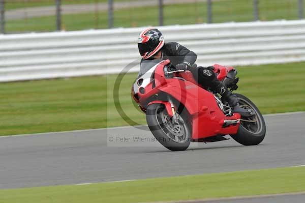 Motorcycle action photographs;Silverstone circuit;Silverstone photographs;Trackday digital images;event digital images;eventdigitalimages;no limits trackday;peter wileman photography;rockingham towcester northamptonshire;trackday;trackday photos