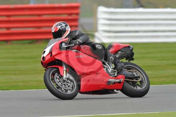 Motorcycle action photographs;Silverstone circuit;Silverstone photographs;Trackday digital images;event digital images;eventdigitalimages;no limits trackday;peter wileman photography;rockingham towcester northamptonshire;trackday;trackday photos