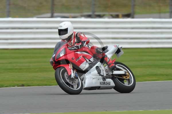 Motorcycle action photographs;Silverstone circuit;Silverstone photographs;Trackday digital images;event digital images;eventdigitalimages;no limits trackday;peter wileman photography;rockingham towcester northamptonshire;trackday;trackday photos